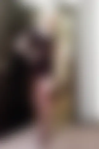 Grand trаns mаrsеіllаіsе еn rоbе dе sоіréе сhеrсhе aventures coquines
